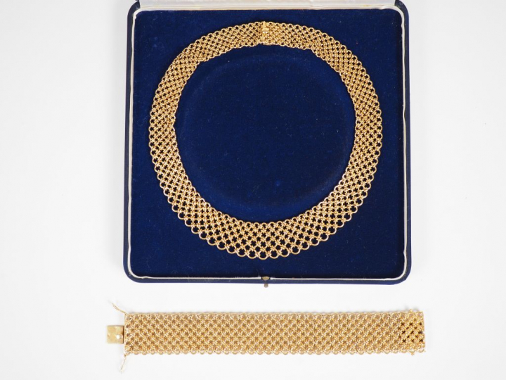 Parure en or jaune, comprenant un collier draperie et un bracelet manc