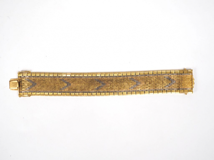 Bracelet manchette trois tons d'or, maille plate.  Long. 19,5 cm  Poid