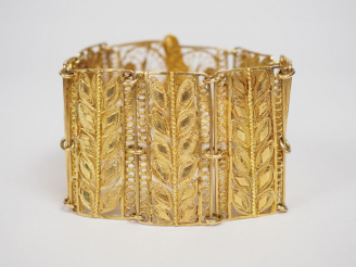 Vente aux enchères Bracelet manchette en or jaune, à décor ajouré et filigrané de feuilla