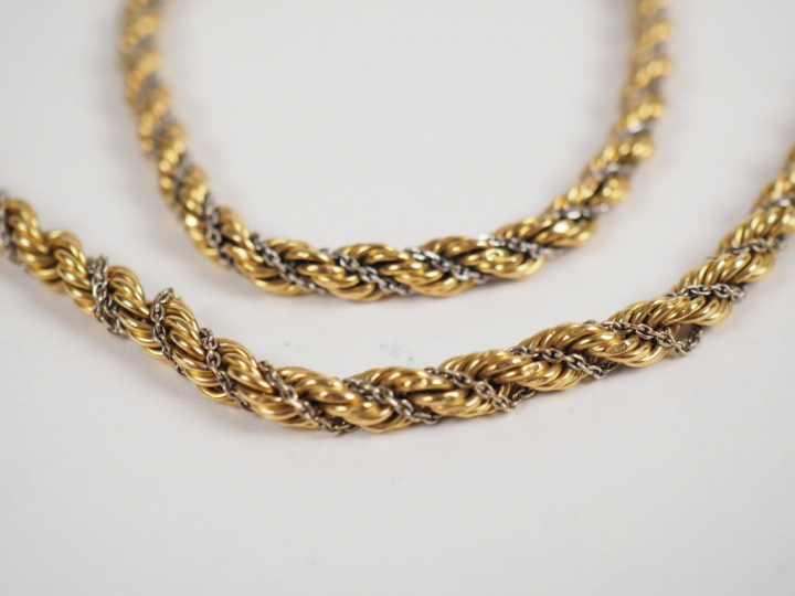 Parure deux tons d'or comprenant :  - un collier, maille torsadée Long