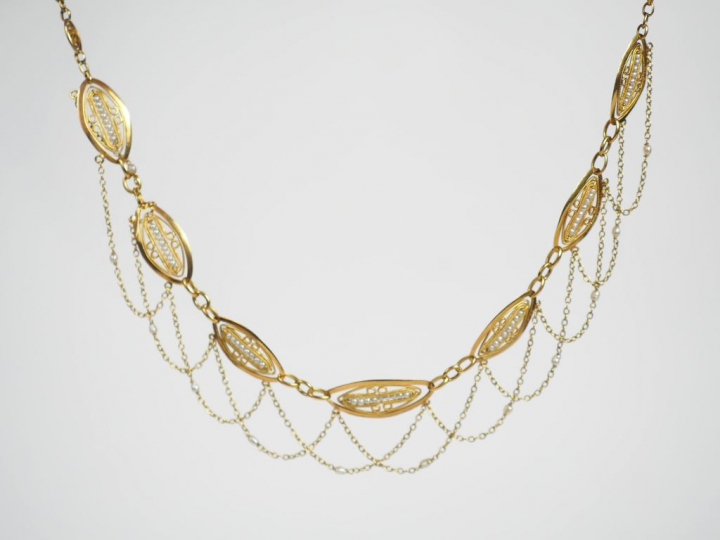 Collier draperie en or jaune, orné de médaillons filigranés et de perl