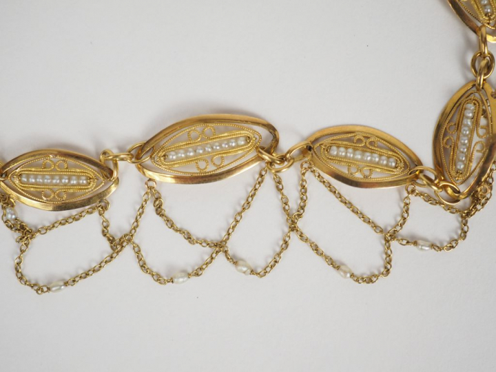 Collier draperie en or jaune, orné de médaillons filigranés et de perl