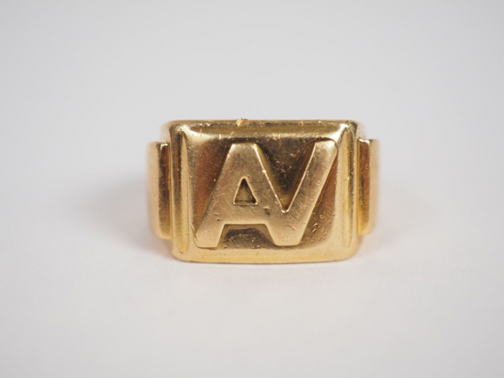 Chevalière en or jaune.  Monogrammée AV.  TDD. 51 Poids. 21,13 g (peti