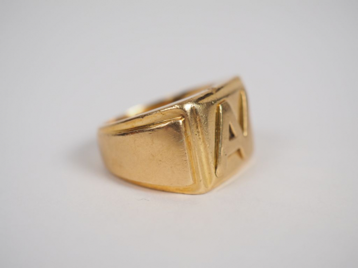 Chevalière en or jaune.  Monogrammée AV.  TDD. 51 Poids. 21,13 g (peti