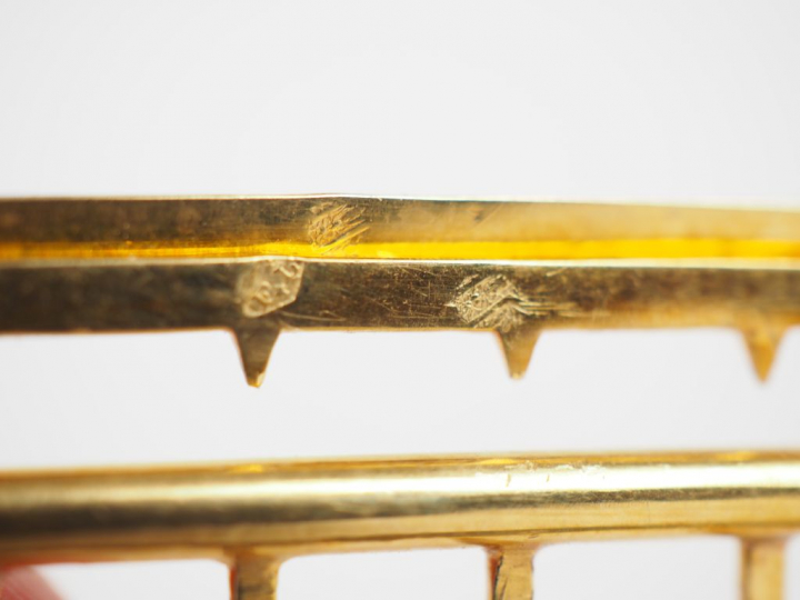 Boucle de ceinture en or jaune, à décor de rinceaux feuillagés. Long. 