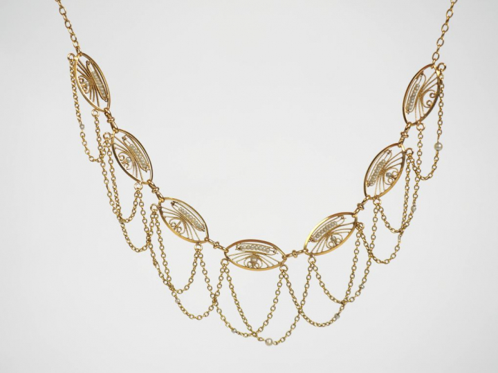 Collier draperie en or jaune, à décor de médaillons filigranés et de p