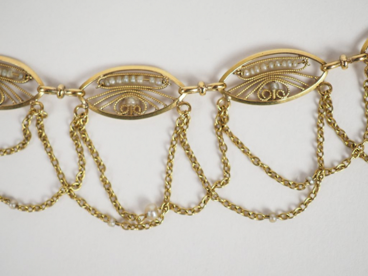 Collier draperie en or jaune, à décor de médaillons filigranés et de p
