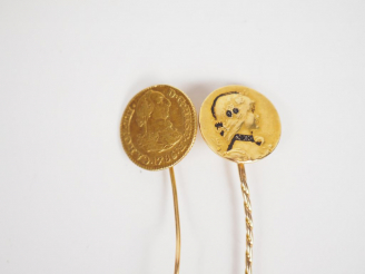 Vente aux enchères Deux différentes épingles en or jaune.  Poids. 5,12 g (piques tordues)