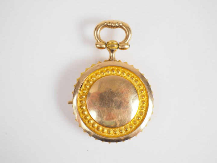Pendentif médaillon en or jaune.  Poids tel. 5,90 g (enfoncements, ouv