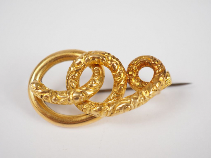 Broche en or jaune, ornée d'un motif de cercles stylisés.  Poids tel. 
