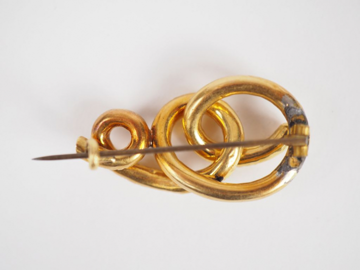 Broche en or jaune, ornée d'un motif de cercles stylisés.  Poids tel. 