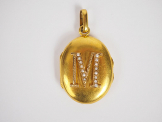Vente aux enchères Pendentif porte-photo en or jaune, orné d'un M à décor de perles.  Poi