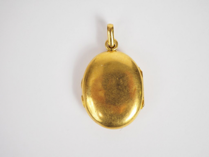 Pendentif porte-photo en or jaune, orné d'un M à décor de perles.  Poi