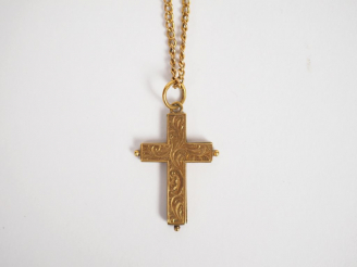 Vente aux enchères Pendentif en forme de croix et sa chaine en or jaune.  Poids. 6,93 g (