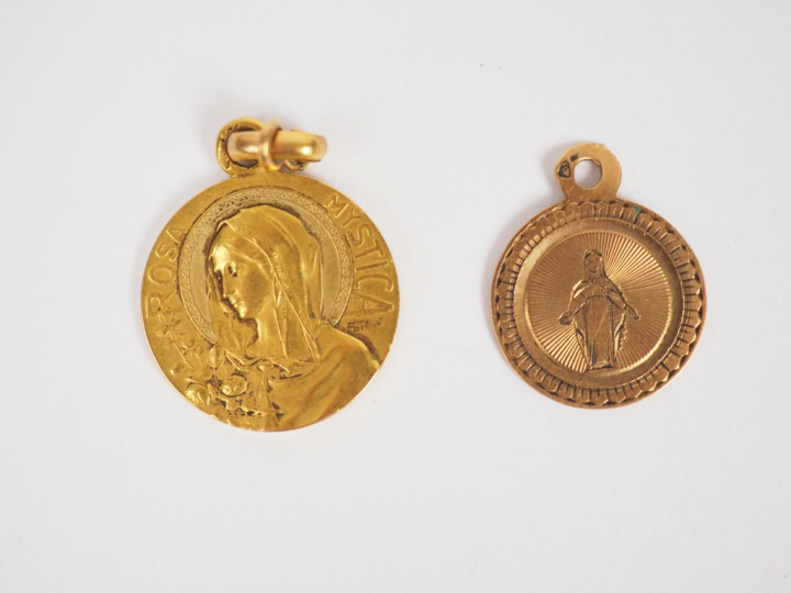 Lot comprenant deux différentes médailles en or jaune.  Poids. 3,85 g 