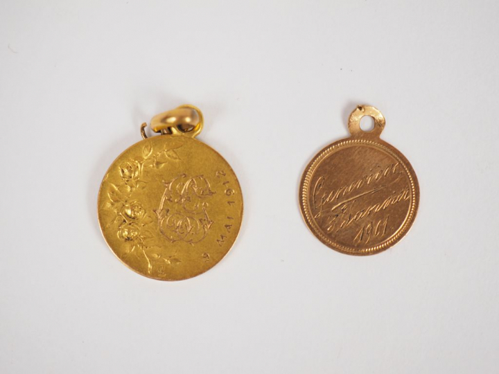 Lot comprenant deux différentes médailles en or jaune.  Poids. 3,85 g 