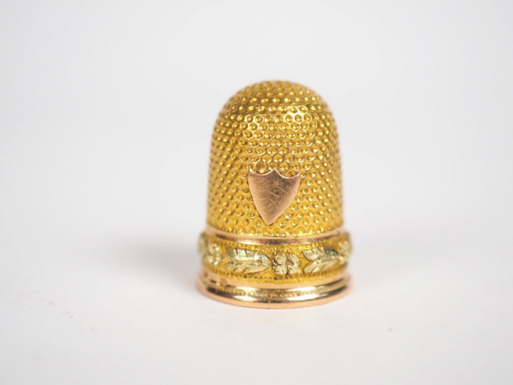 Dé de couture en or jaune, à décor d'une frise de feuillage.  Poids. 3