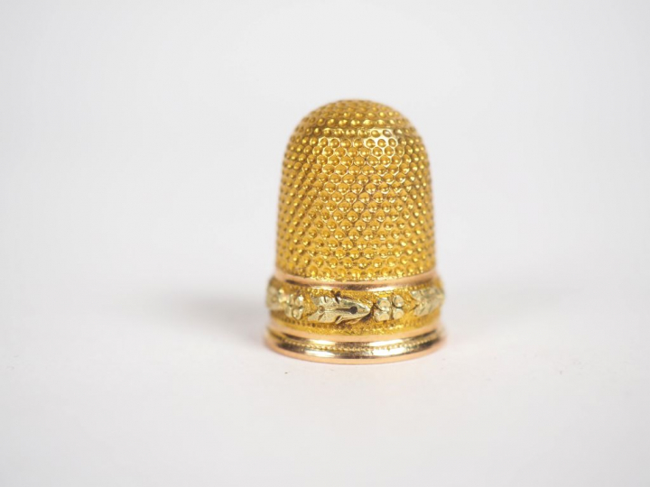 Dé de couture en or jaune, à décor d'une frise de feuillage.  Poids. 3