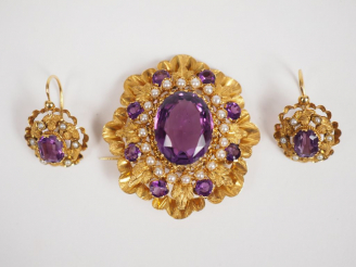 Vente aux enchères Parure Napoléon III en or jaune, améthystes et perles. Comprenant :  -