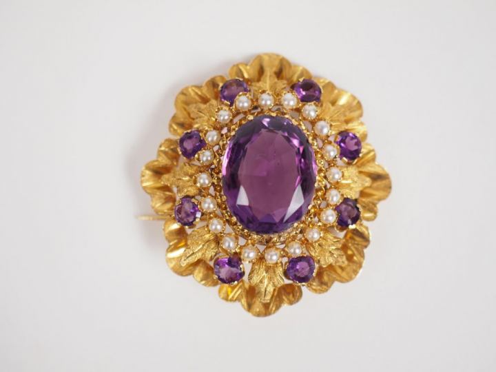 Parure Napoléon III en or jaune, améthystes et perles. Comprenant :  -
