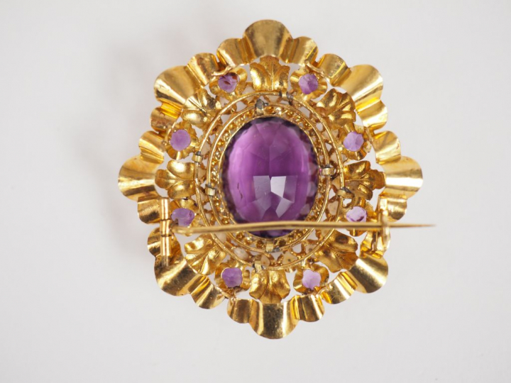 Parure Napoléon III en or jaune, améthystes et perles. Comprenant :  -