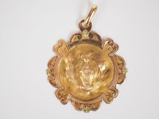 Vente aux enchères Médaille de baptême en or jaune à bord polylobé.  Monogrammée au rever