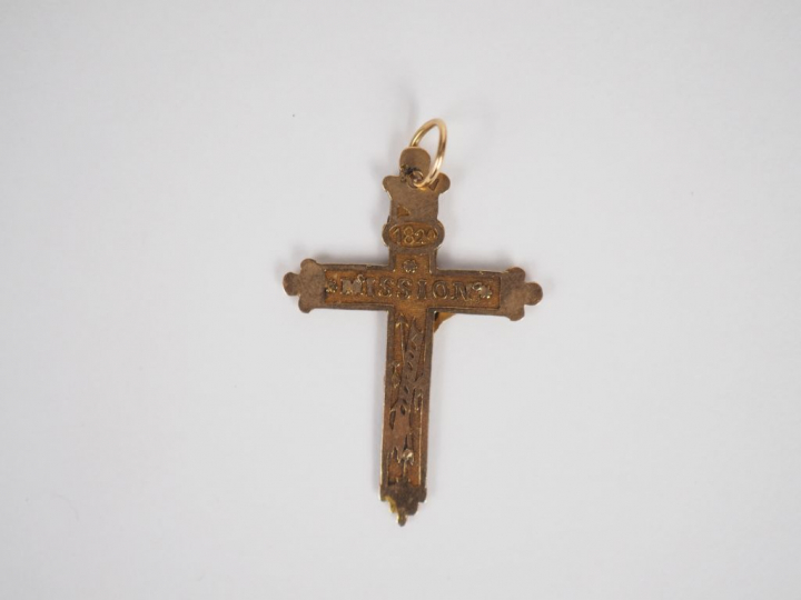 Pendentif en forme de croix en or jaune. Poids. 0,96 g H. 3 cm