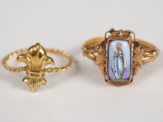 Vente aux enchères Lot comprenant :  - une bague en or jaune, à décor d'une fleur de lys.