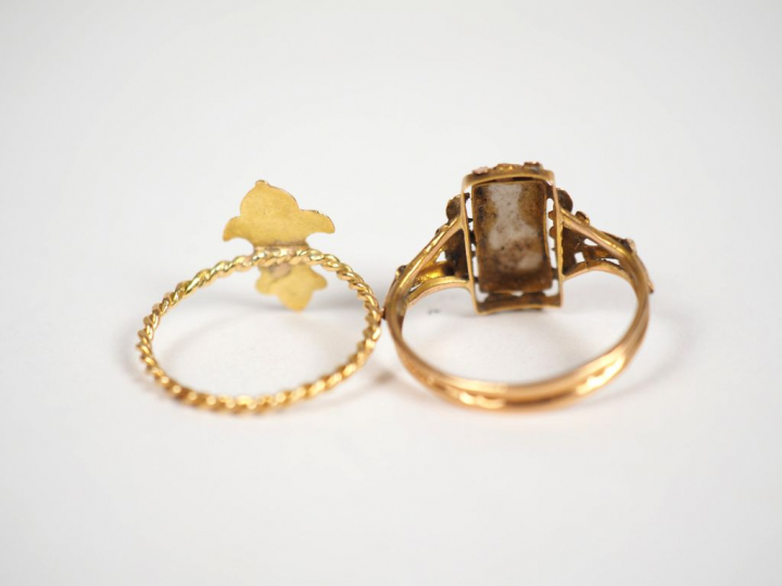 Lot comprenant :  - une bague en or jaune, à décor d'une fleur de lys.