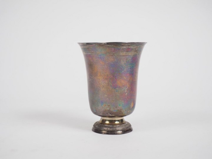 Timbale de forme tulipe XVIIIème en argent.  H. 11,5 cm Poids. 131 g (