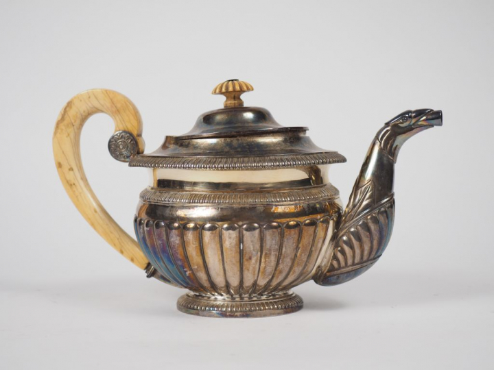 Théière en argent, poinçon Vieillard, à décor de godrons. Prise du cou