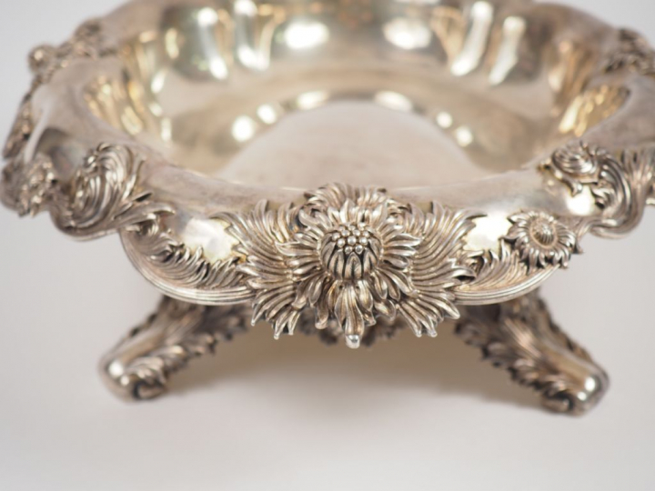 TIFFANY   Co.  Centre de table aux chardons en argent.  Signé.  Numéro