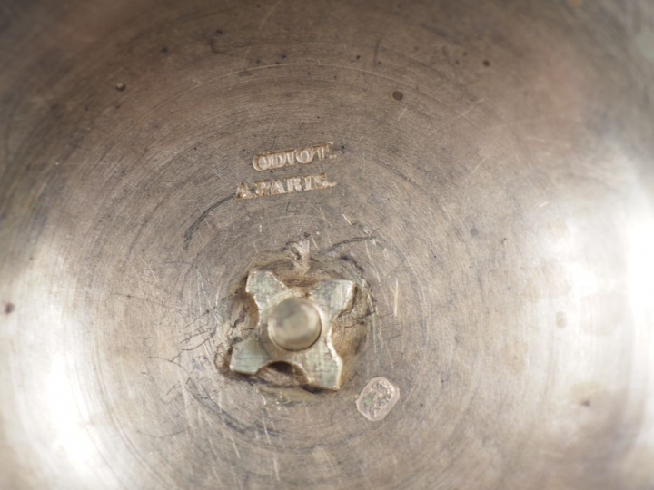 Théière à panse aplatie en argent, poinçon Vieillard.  M.O : ODIOT à P