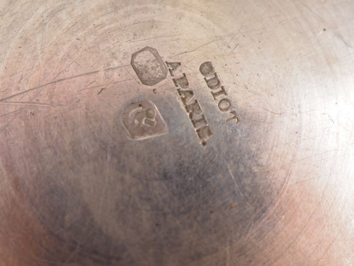 Théière à panse aplatie en argent, poinçon Vieillard.  M.O : ODIOT à P