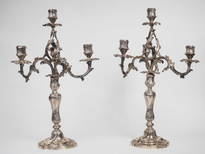 Paire de candélabres de style rocaille en argent, poinçon Minerve, à d