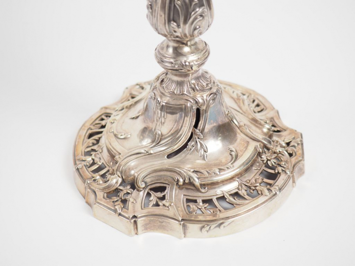 Paire de candélabres de style rocaille en argent, poinçon Minerve, à d