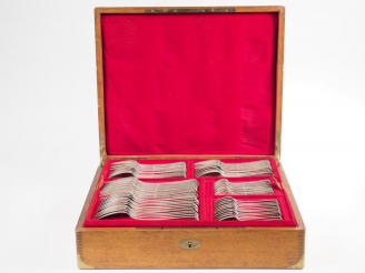 Vente aux enchères Ménagère en argent, poinçon Minerve, modèle à fleurons. Comprenant :  