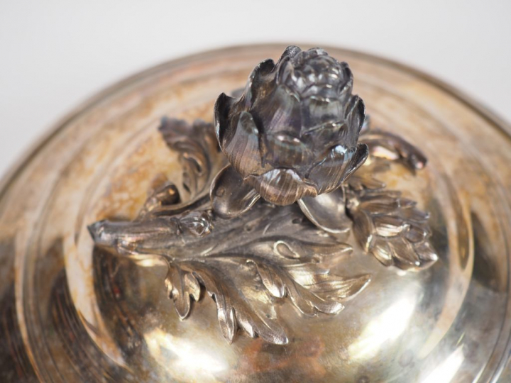 Légumier en argent, poinçon Minerve, anses à décor de palmette, prise 
