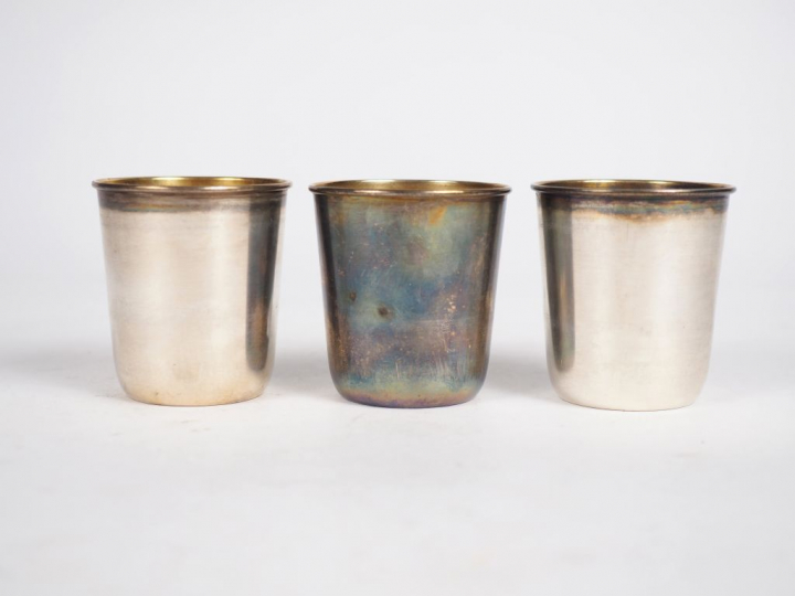 Suite de trois petites timbales en argent et vermeil, poinçon Minerve.