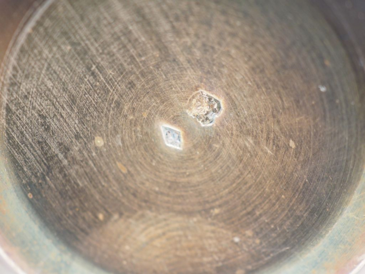 Suite de trois petites timbales en argent et vermeil, poinçon Minerve.