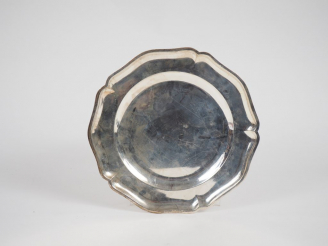 Vente aux enchères Assiette polylobée en argent, poinçon Minerve.  M.O : PUIFORCAT Diam. 