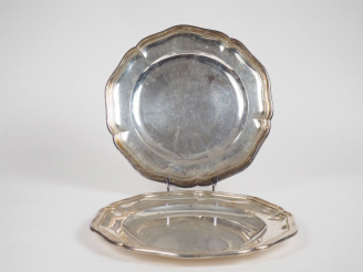 Vente aux enchères Paire de plats ronds de style Louis XV en argent, poinçon Minerve, mod