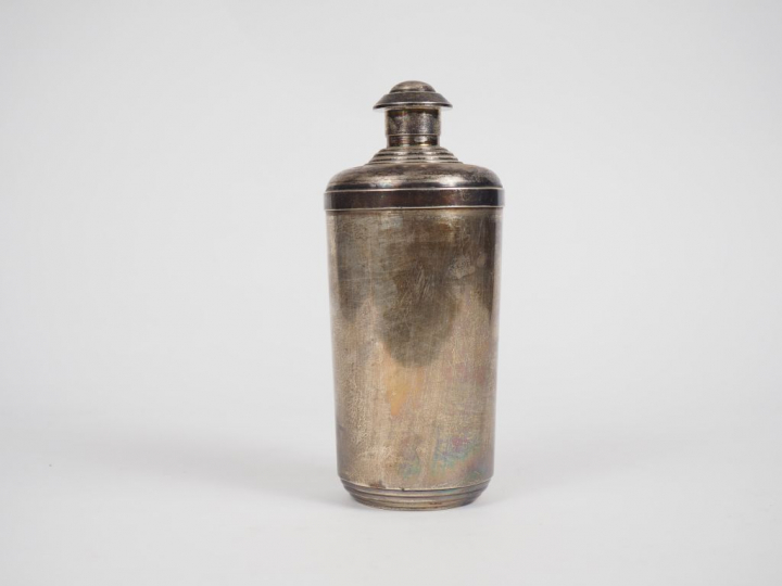 Shaker en argent, poinçon Minerve.  M.O : A. AUCOC H. 21 cm  Poids. 51