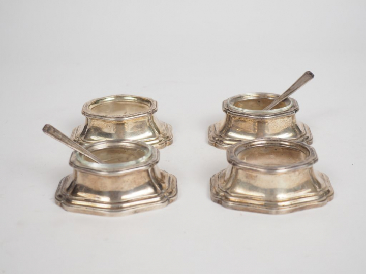 Suite de quatre salerons de style Louis XV en argent, poinçon Minerve.