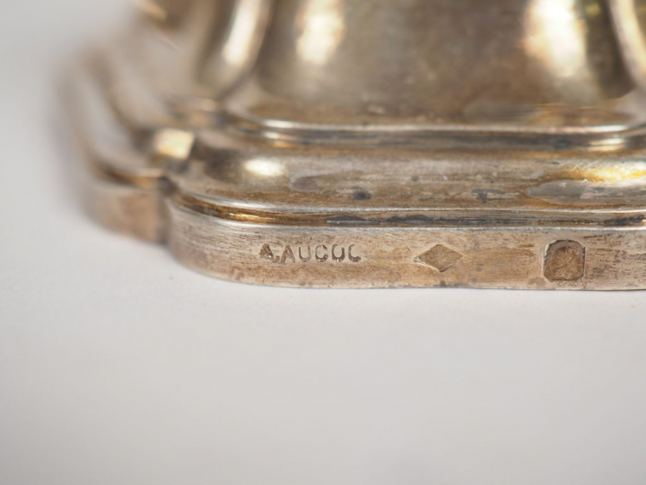 Suite de quatre salerons de style Louis XV en argent, poinçon Minerve.
