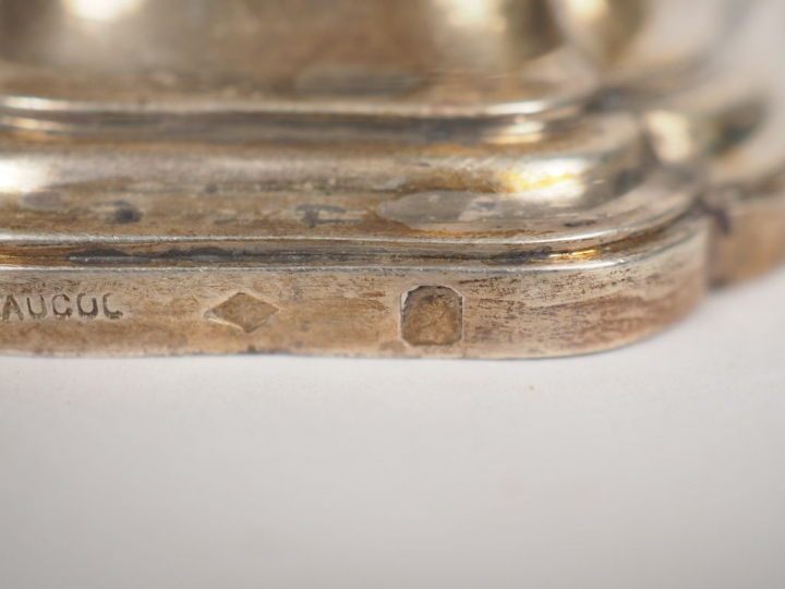 Suite de quatre salerons de style Louis XV en argent, poinçon Minerve.