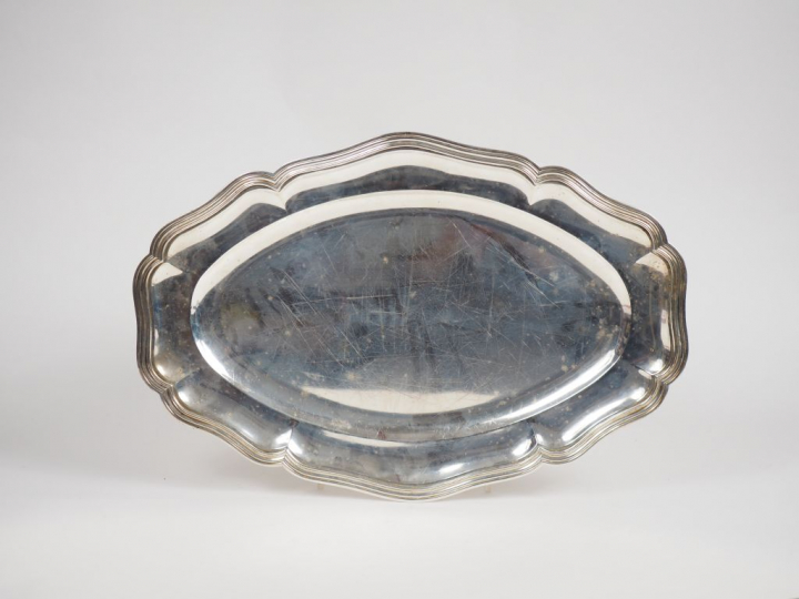 Plat ovale de style Louis XV en argent, poinçon Minerve, modèle à file