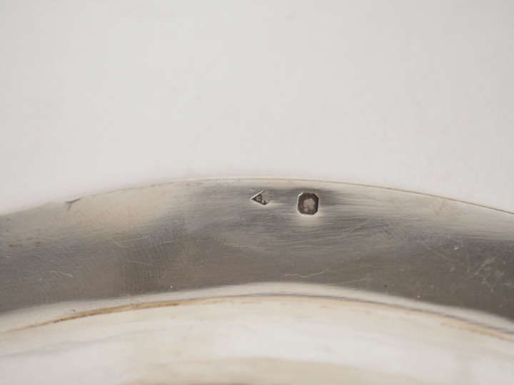 Plat ovale de style Louis XV en argent, poinçon Minerve, modèle à file