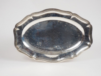 Vente aux enchères Plat ovale de style Louis XV en argent, poinçon Minerve, modèle à file