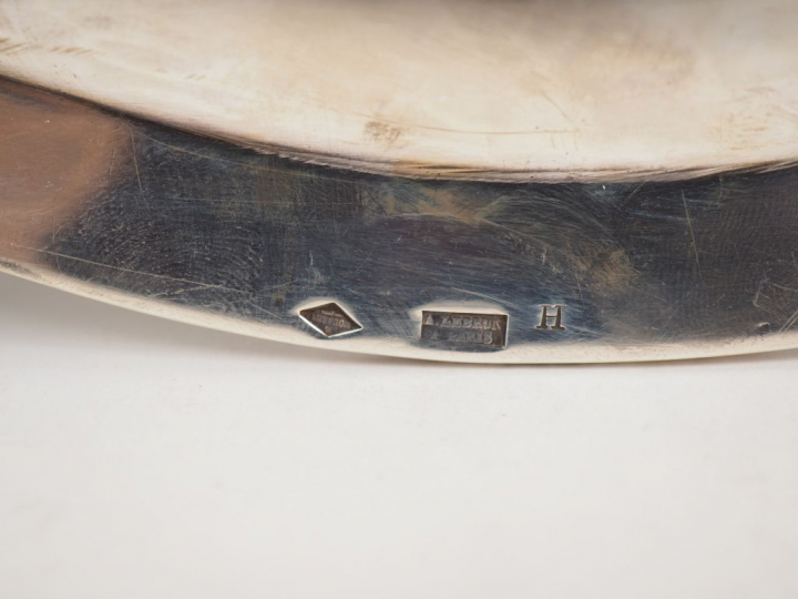 Plat ovale de style Louis XV en argent, poinçon Minerve, modèle à file